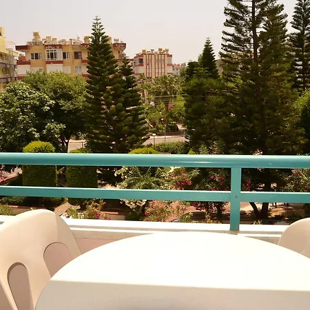 מלון דירות Lila 2*